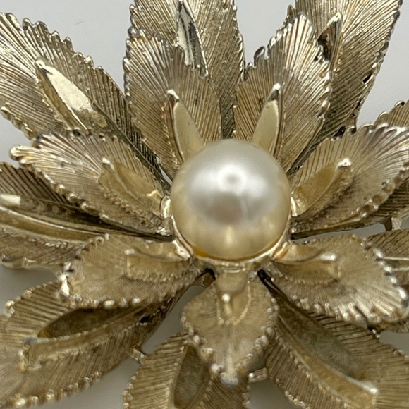 Vintage Lisner Gold Tone Faux Pearl Center Flower Brooch - Picture 7 of 7